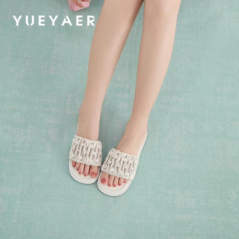 月芽儿2025夏季新款平底褶皱水钻露趾凉拖女外穿一腿蹬软底一字拖