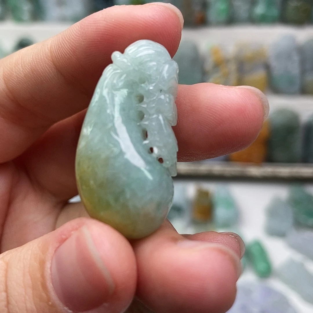翡翠未镶嵌吊坠(赠链)