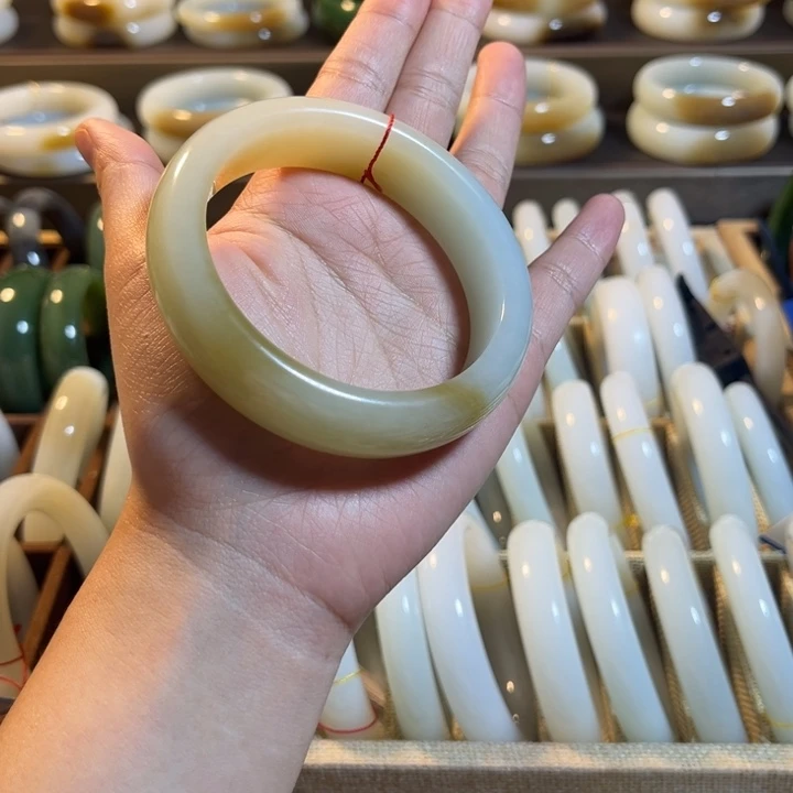 细***月未镶嵌手镯和田玉