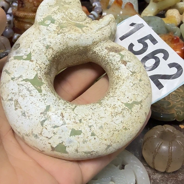 透闪石-蛇纹石玉未镶嵌颈饰