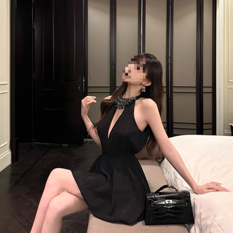 黑色烫闪古早千金风重工镶钻挂脖收腰连衣裙女秋季新款高级小黑裙