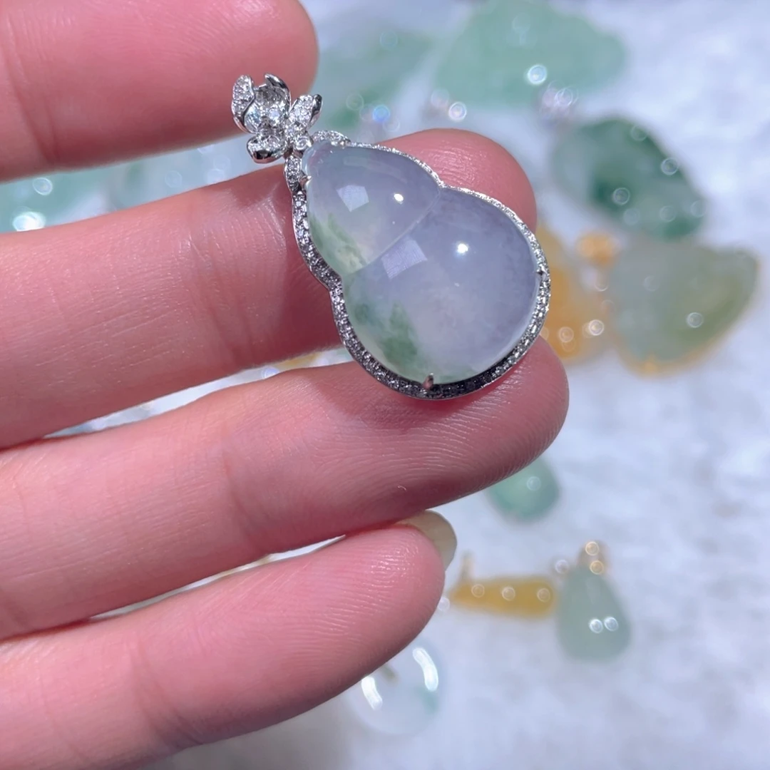 翡翠18K金镶嵌颈饰翡翠