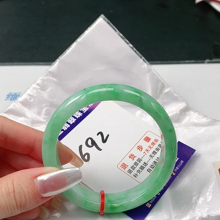 翡翠手镯未镶嵌翡翠手镯