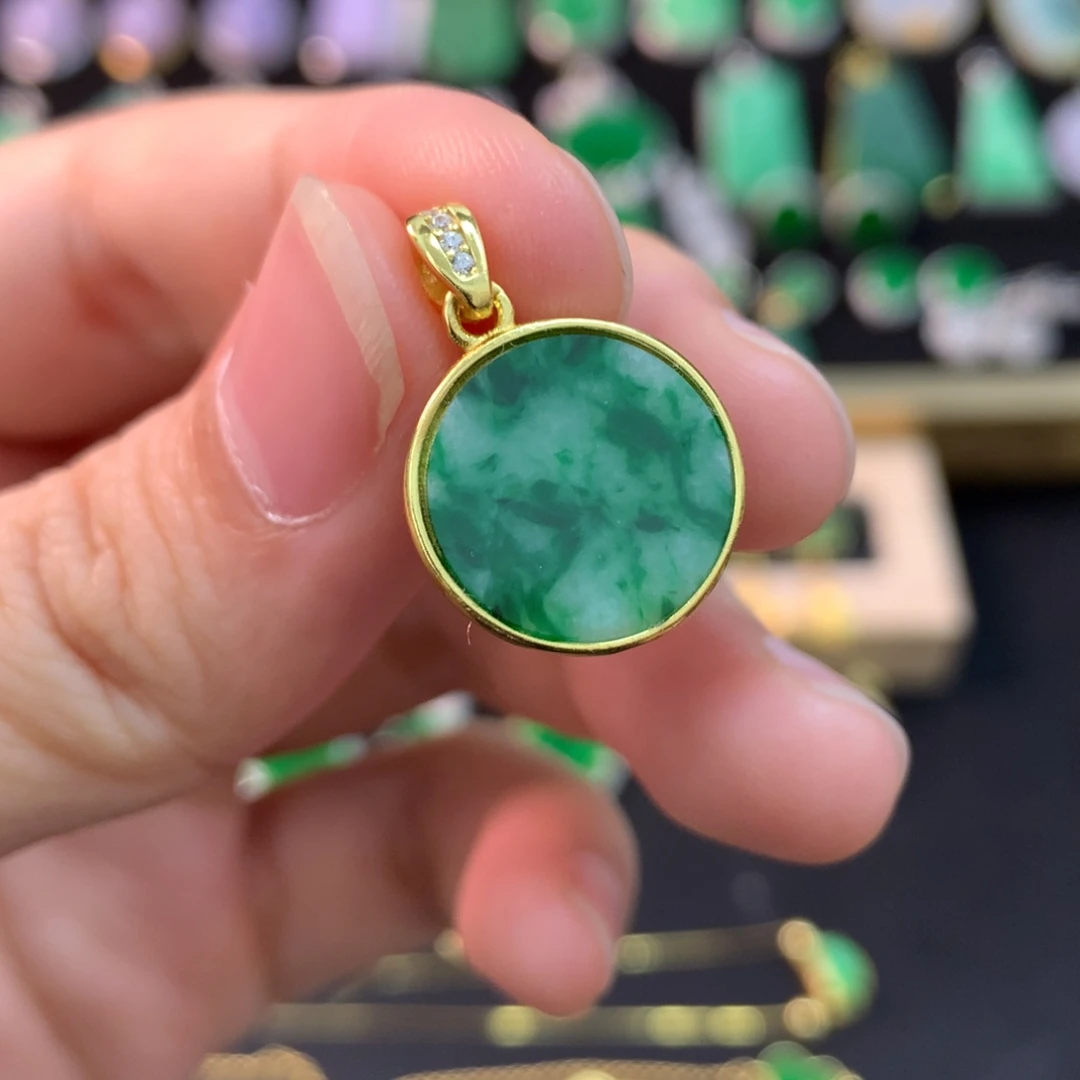 翡翠未镶嵌颈饰飘花圆牌