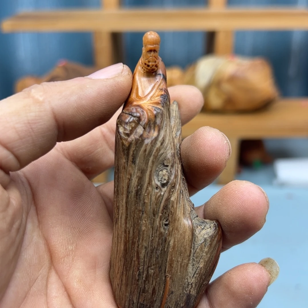 通***塔木崖柏木摆件手把件