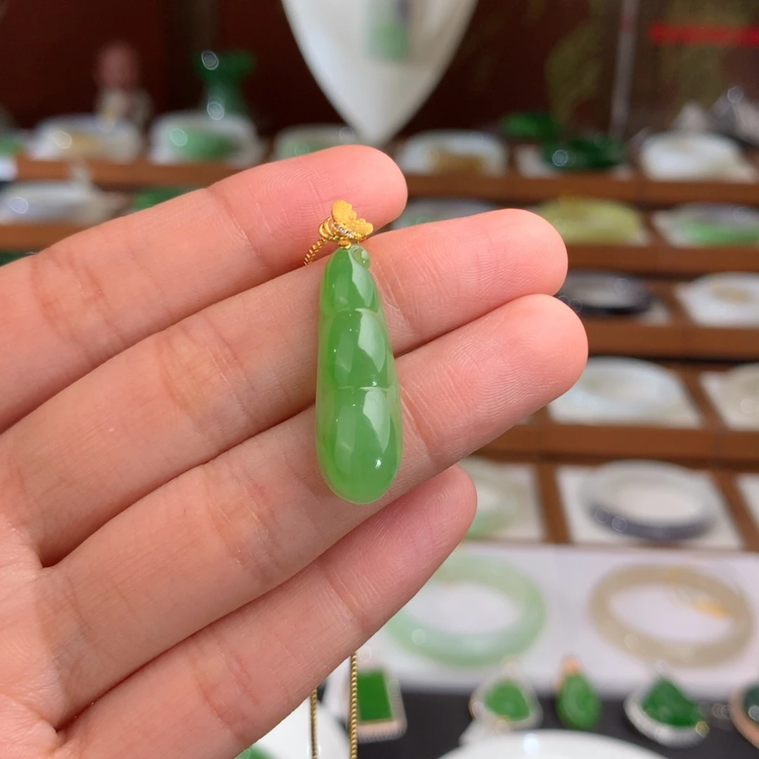 美***玉和田玉18K金镶嵌颈饰碧玉苹果绿