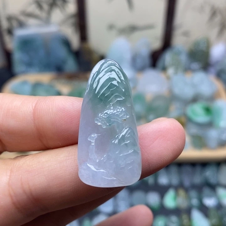 翡翠未镶嵌颈饰山水