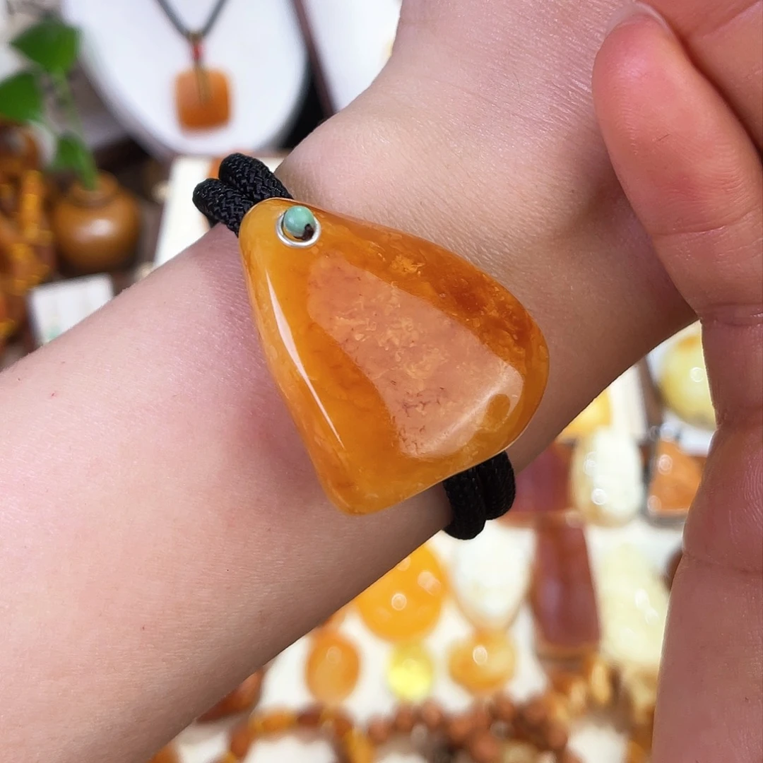 琥珀珠宝奇石未镶嵌。