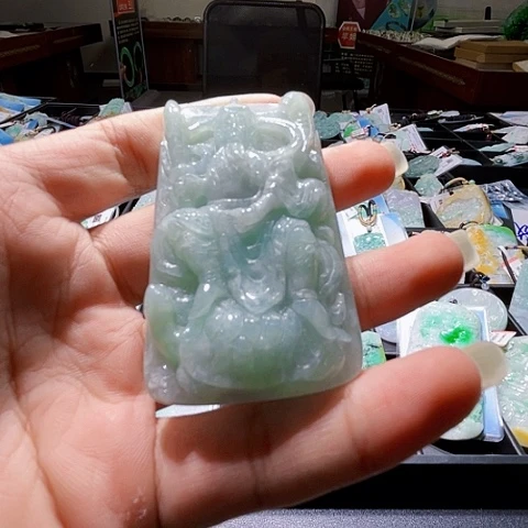 翡翠未镶嵌颈饰一个