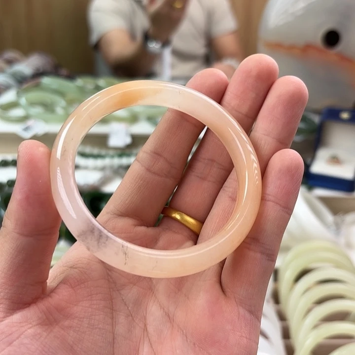 透闪石质玉手镯未镶嵌