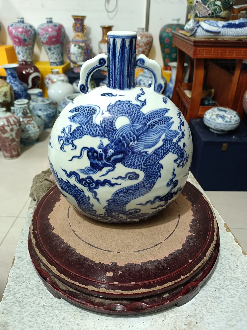 一个清花釉下彩的瓶