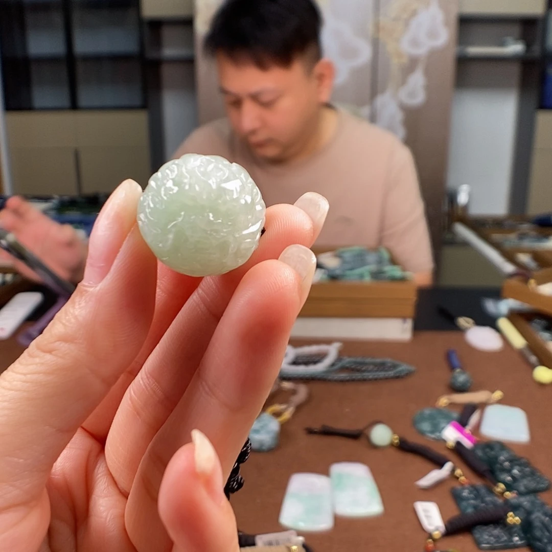 颈饰未镶嵌翡翠?**。一