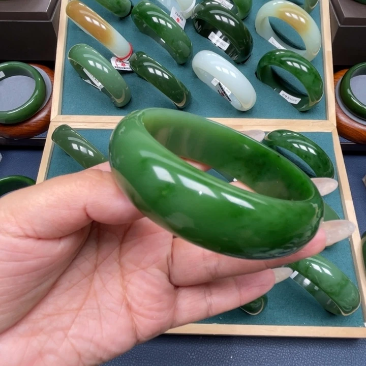 幸***猪未镶嵌手镯和田玉