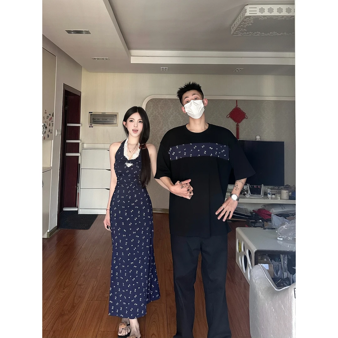 情侣装吊带连衣裙女夏2025碎花法式挂脖收腰显瘦长裙气质裙男上衣