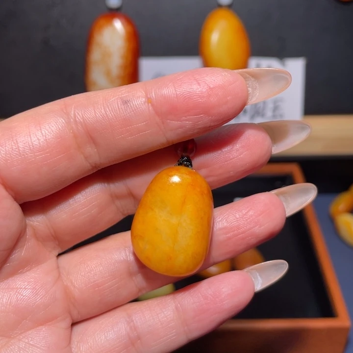 麦***兔颈饰未镶嵌和田玉