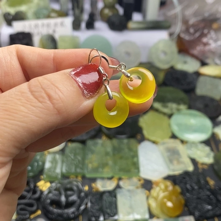 蛇纹石玉颈饰合金