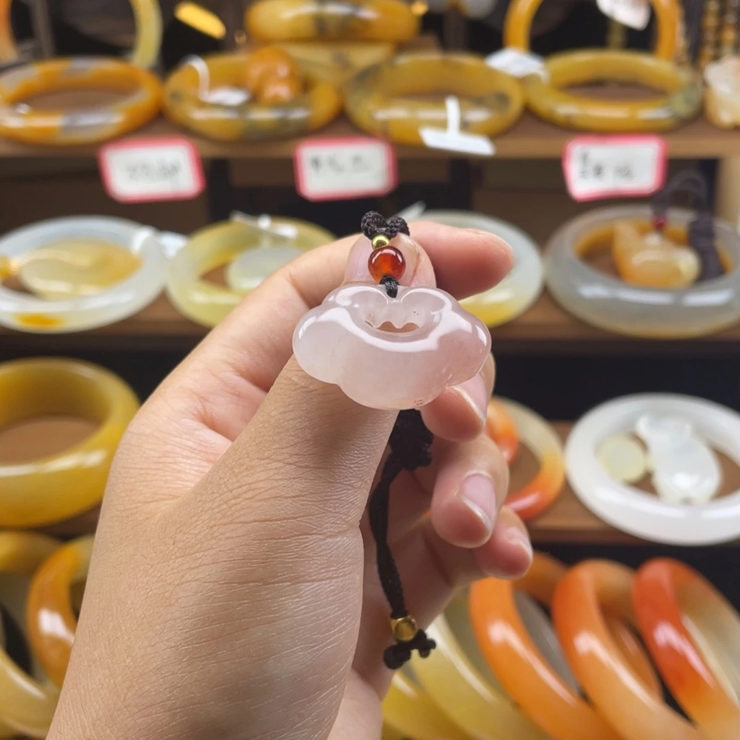 未镶嵌石英质玉（黄龙玉）颈饰吊坠