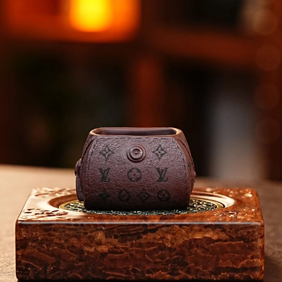 宜兴正宗紫砂仿皮革文创四方包包杯全手工紫砂茶器紫砂主人杯