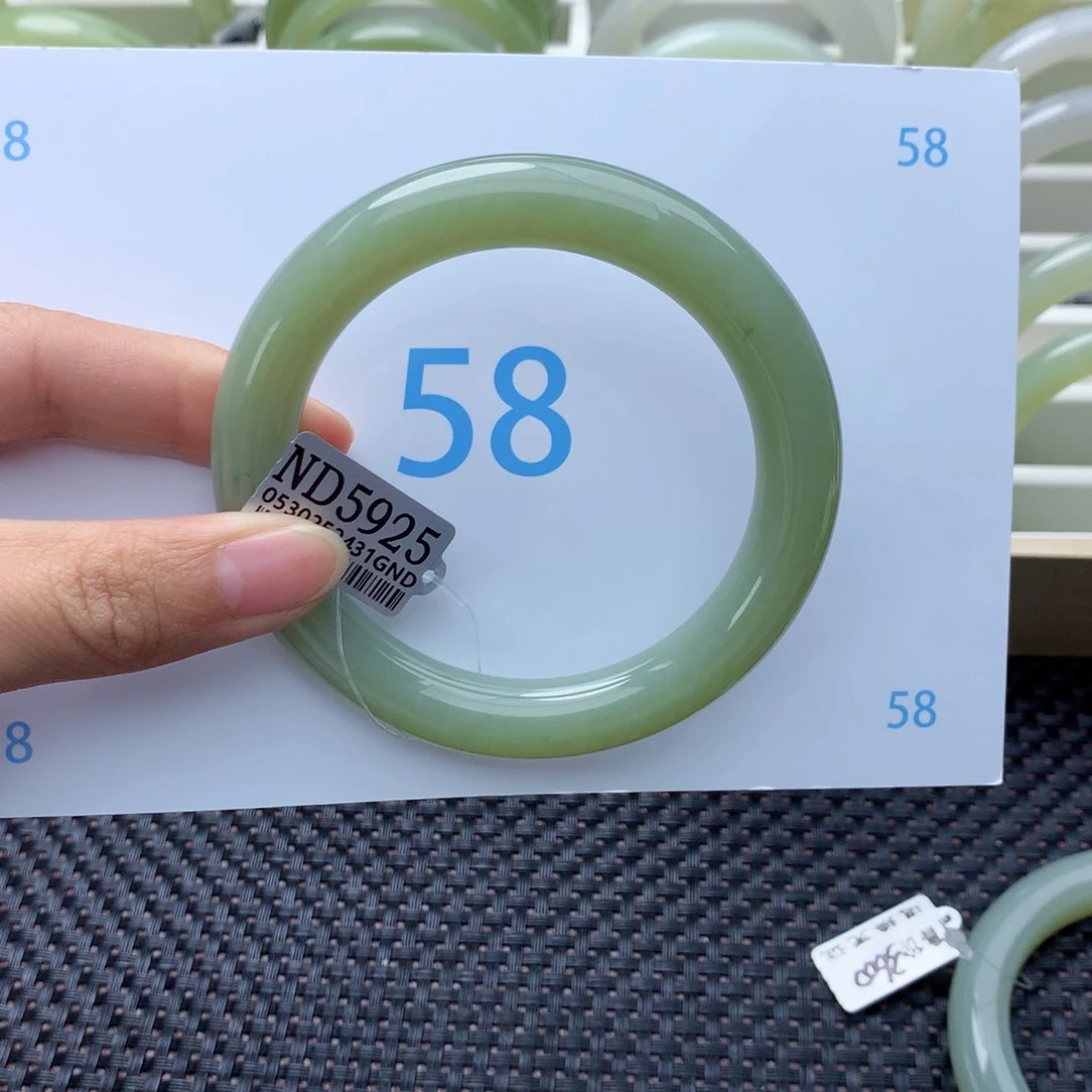 李***宝和田玉手镯未镶嵌