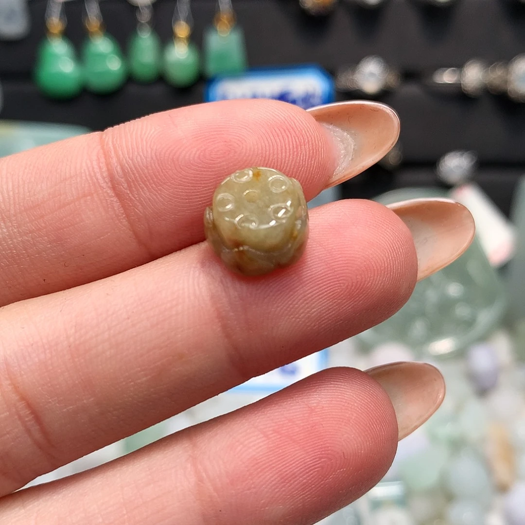 翡翠未镶嵌颈饰莲花