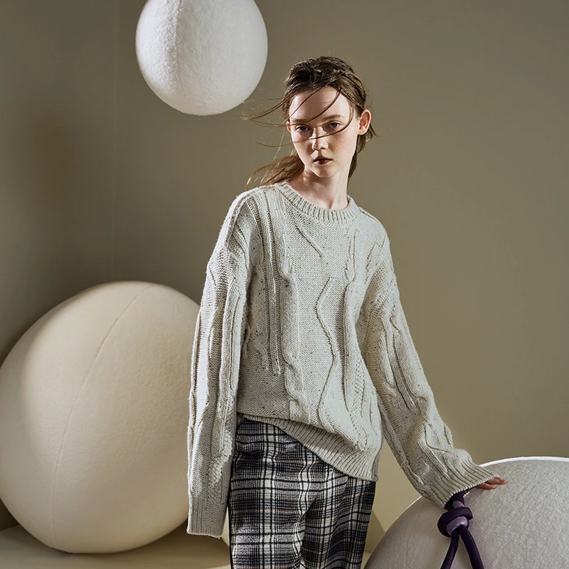 日着原创设计绞花圆领套头羊毛衣冬新款宽松肌理感上衣女RB8383M0