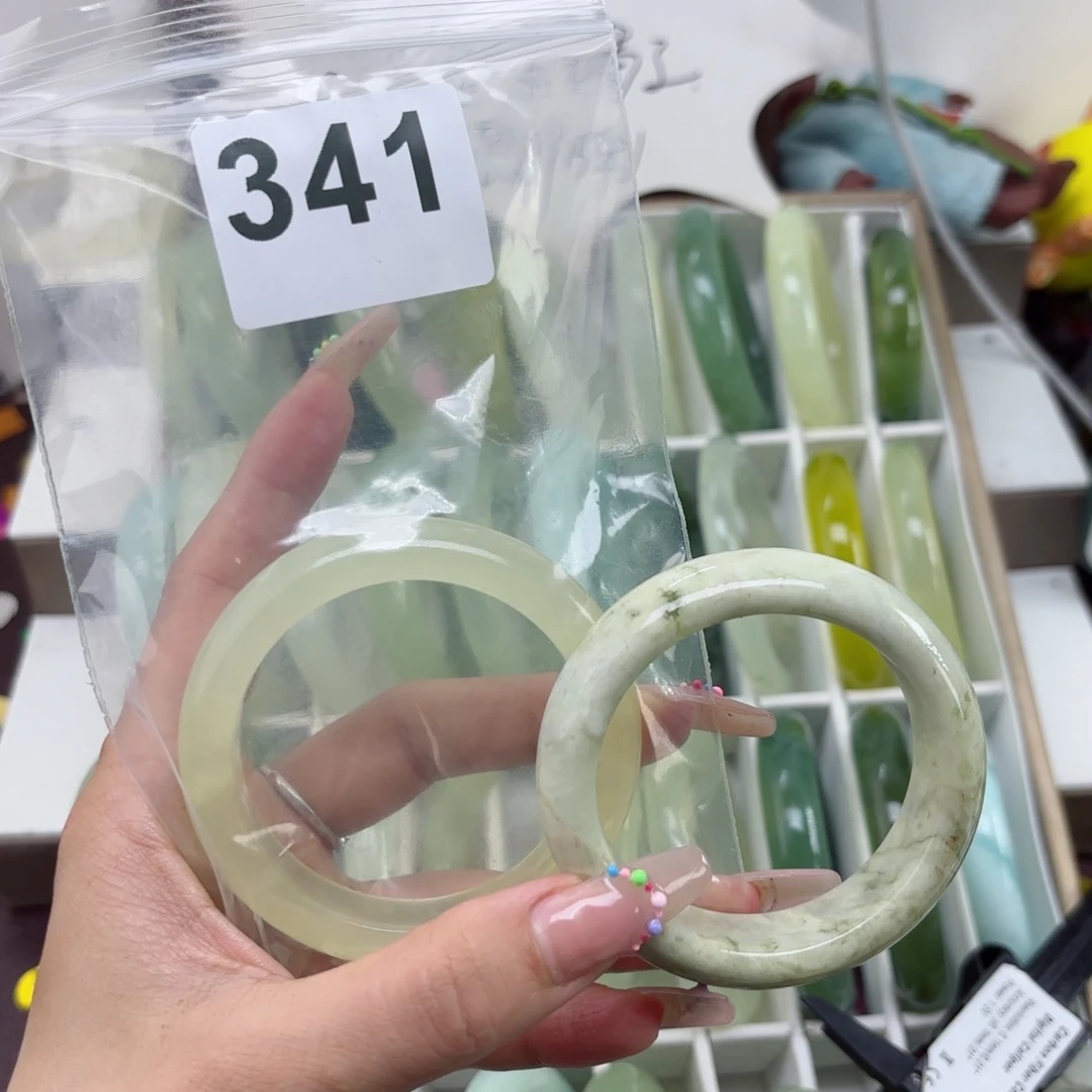 蛇纹石玉未镶嵌手镯萱**?