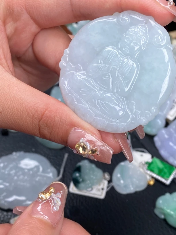 天然A货翡翠大日如来吊坠