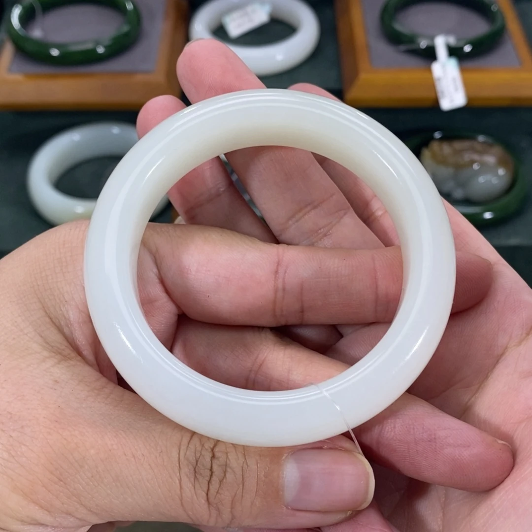 和田玉手镯未镶嵌