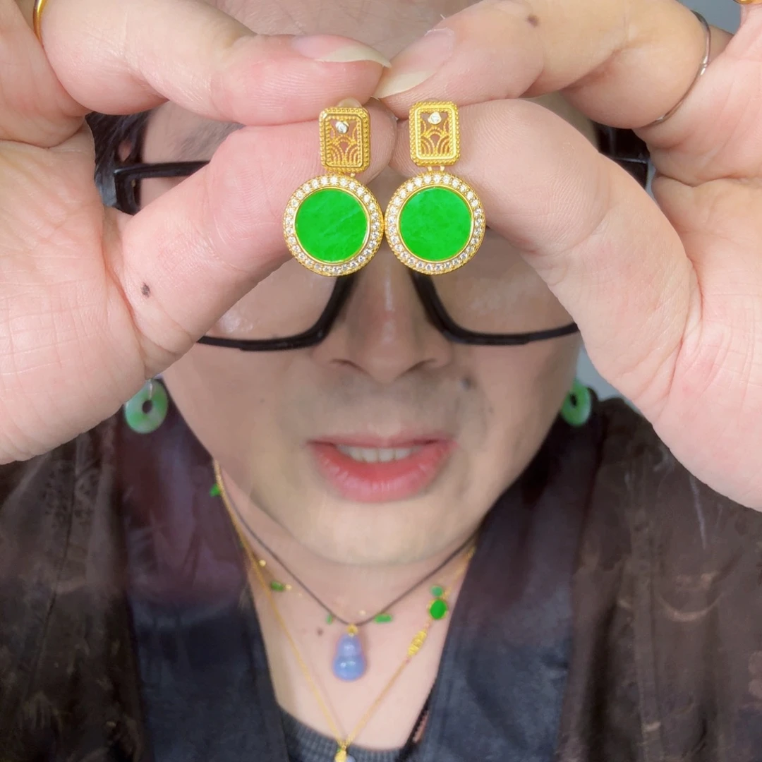 翡翠未镶嵌颈饰一对