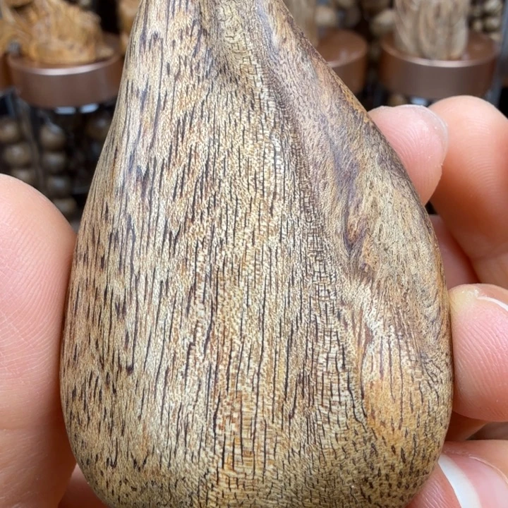 沉香碎屑沉香柬埔寨手把件13.7克