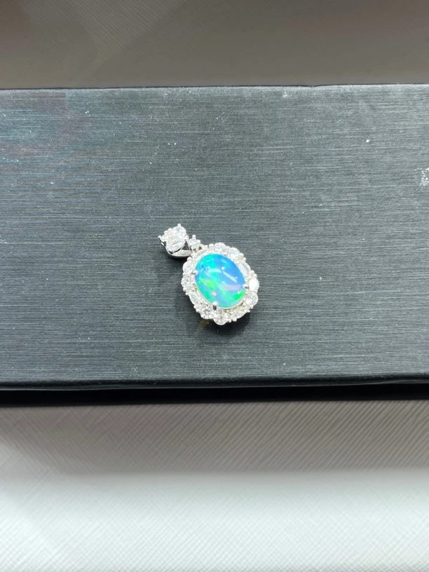 欧泊锁骨吊坠温柔幻彩适合夏日佩戴