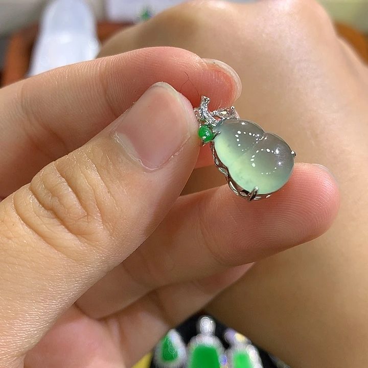 翡翠18K金镶嵌颈饰葫芦