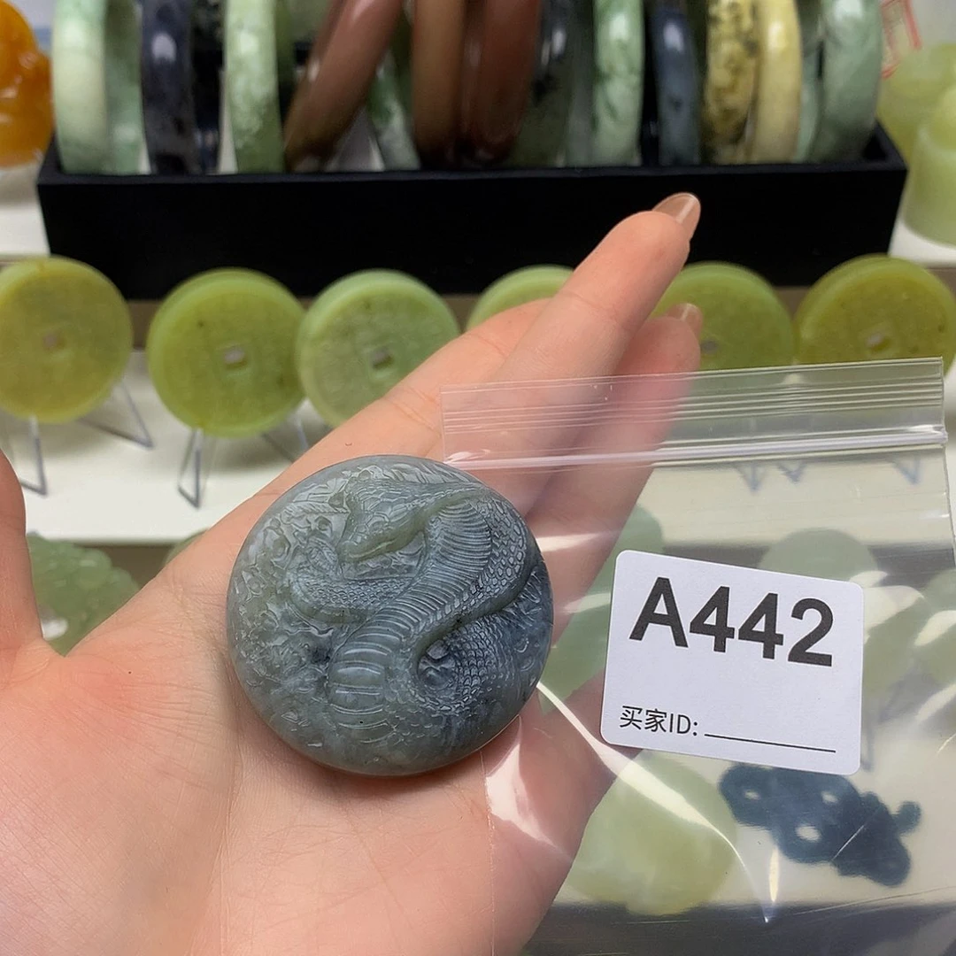 蛇纹石玉颈饰未镶嵌吗*喽