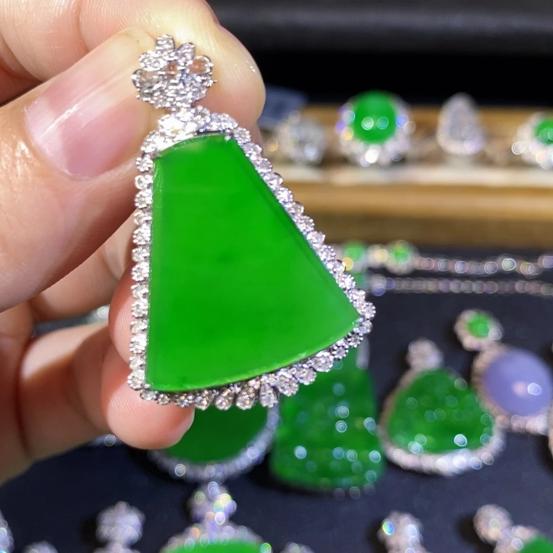 翡翠18K金镶嵌颈饰