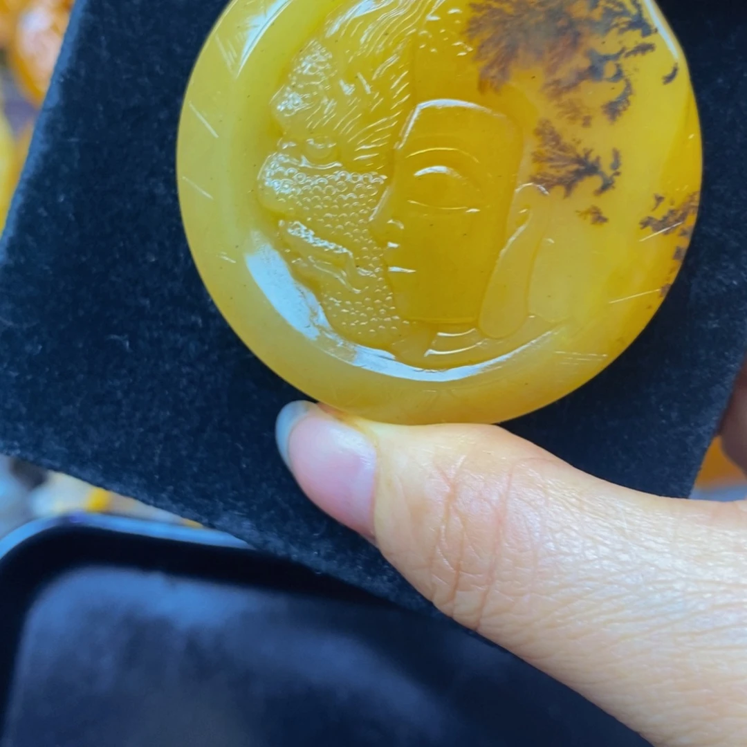 未镶嵌石英质玉（黄龙玉）颈饰