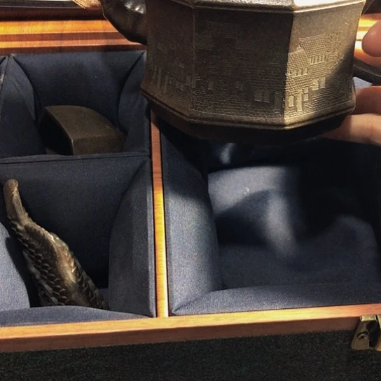 紫砂茶壶原矿泥料手工制作的紫砂壶。