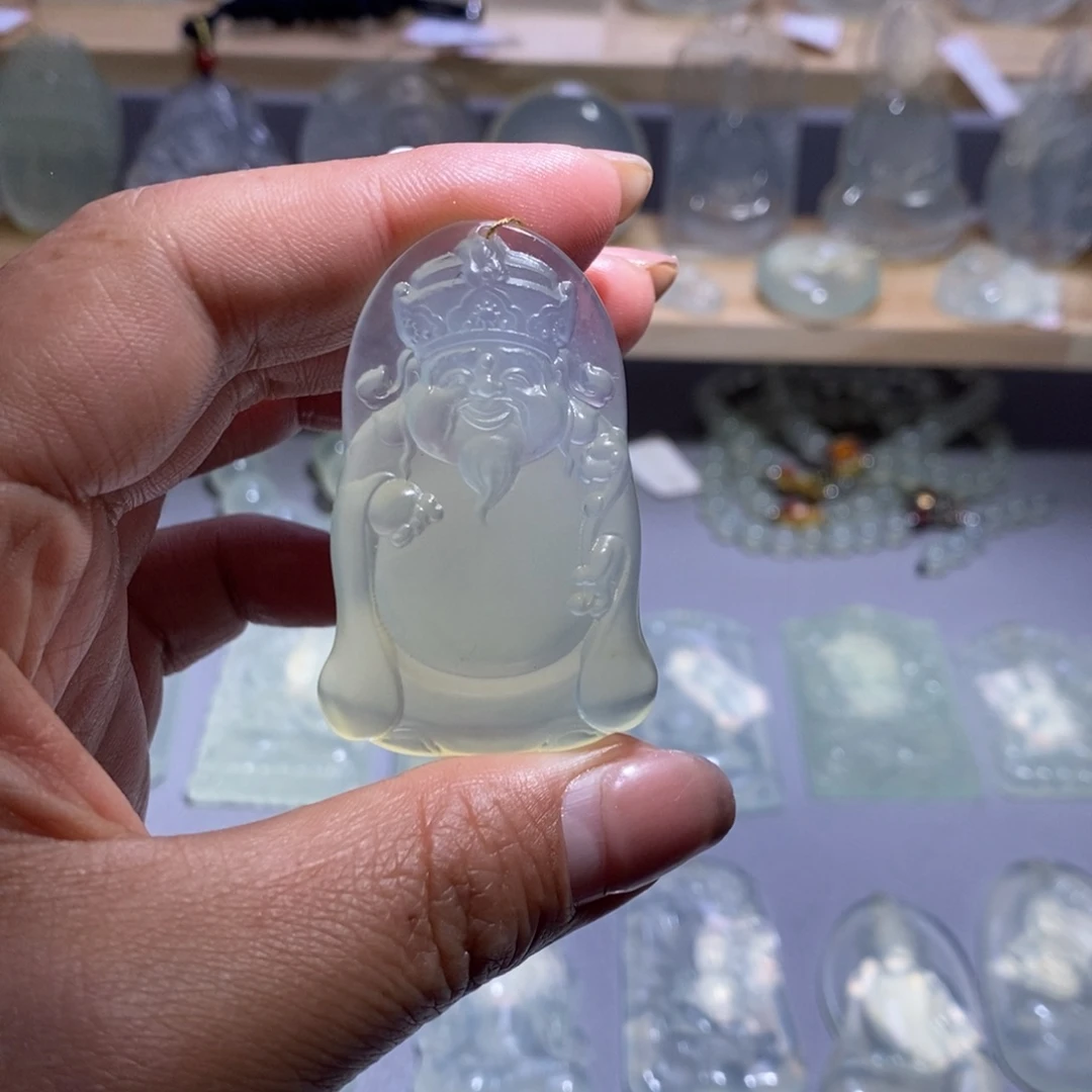 岫玉未镶嵌颈饰财神