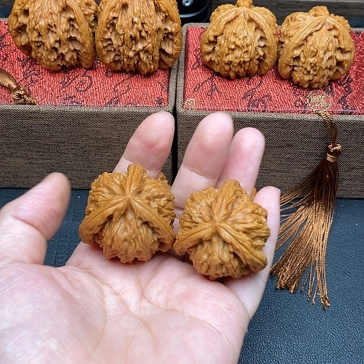 张***子文玩核桃把件白奔