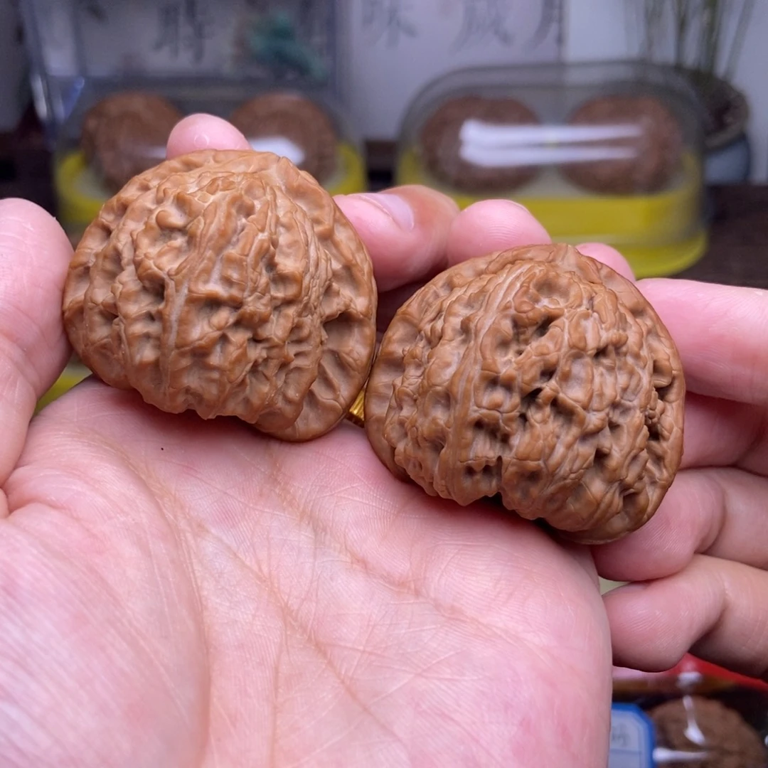 文玩核桃吊坠童**忆全品42尺三角白红皮山地展台品