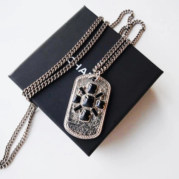 Chanel银色刀片琉璃珐琅项链
