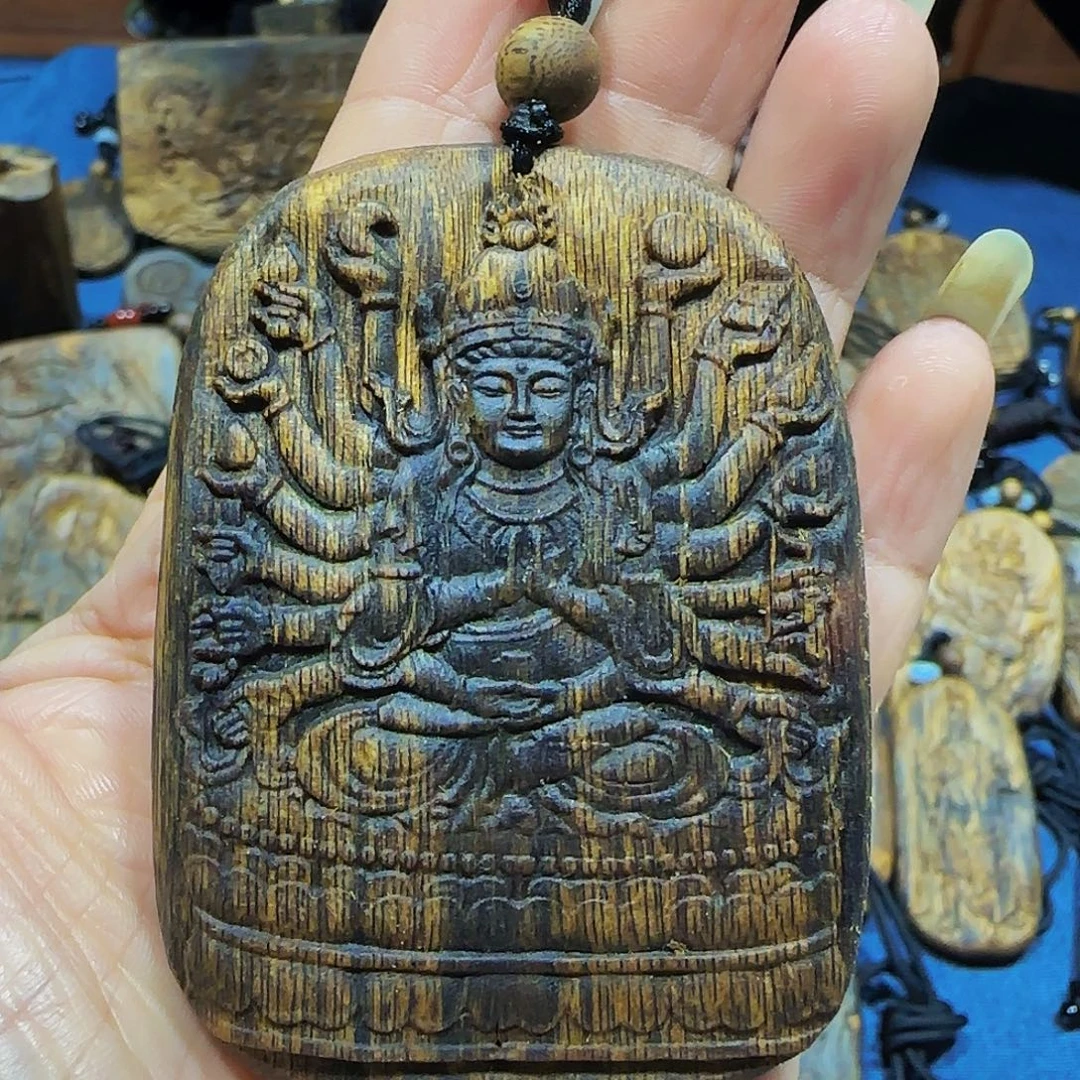 沉香碎屑沉香海南国香白奇乌身老料千手观音带绳33克