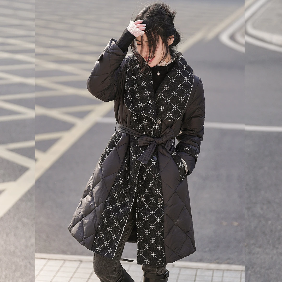 白鹿语冬款优雅设计感翻领搭配腰带气质亮片拼接羽绒服女ZBX10013