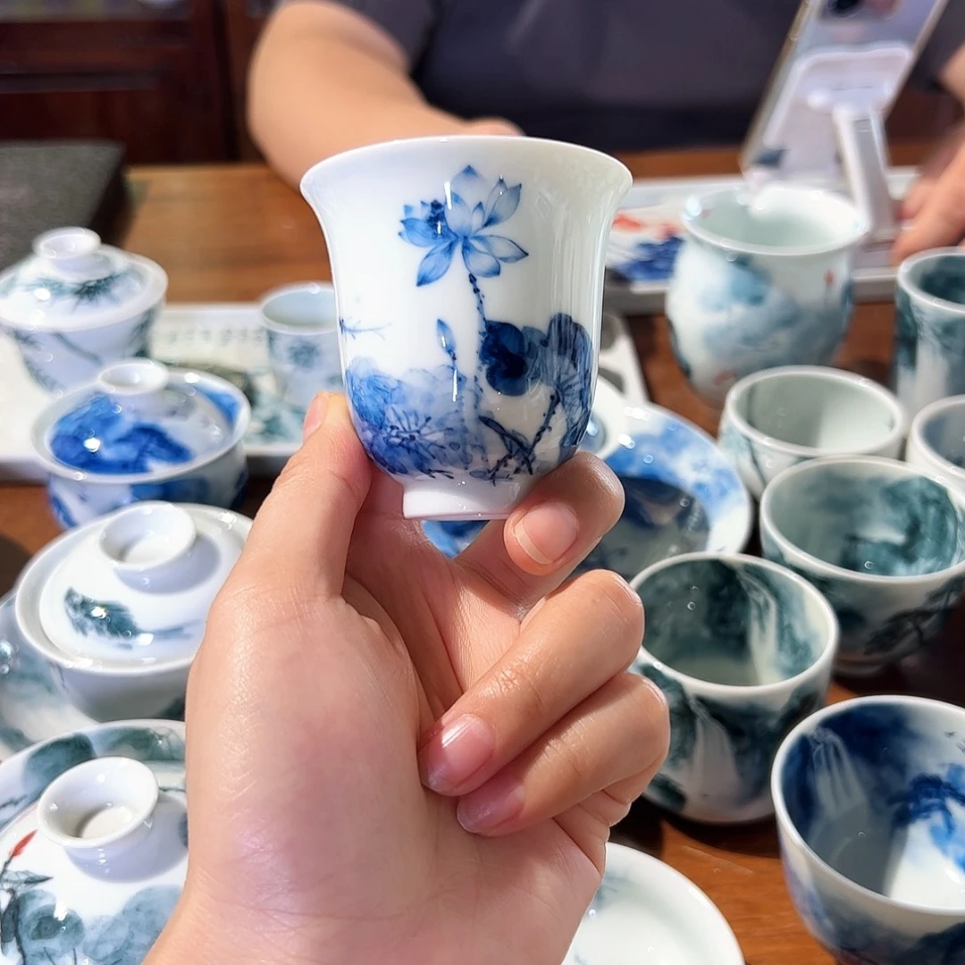 ****雅青花手绘荷花主人杯
