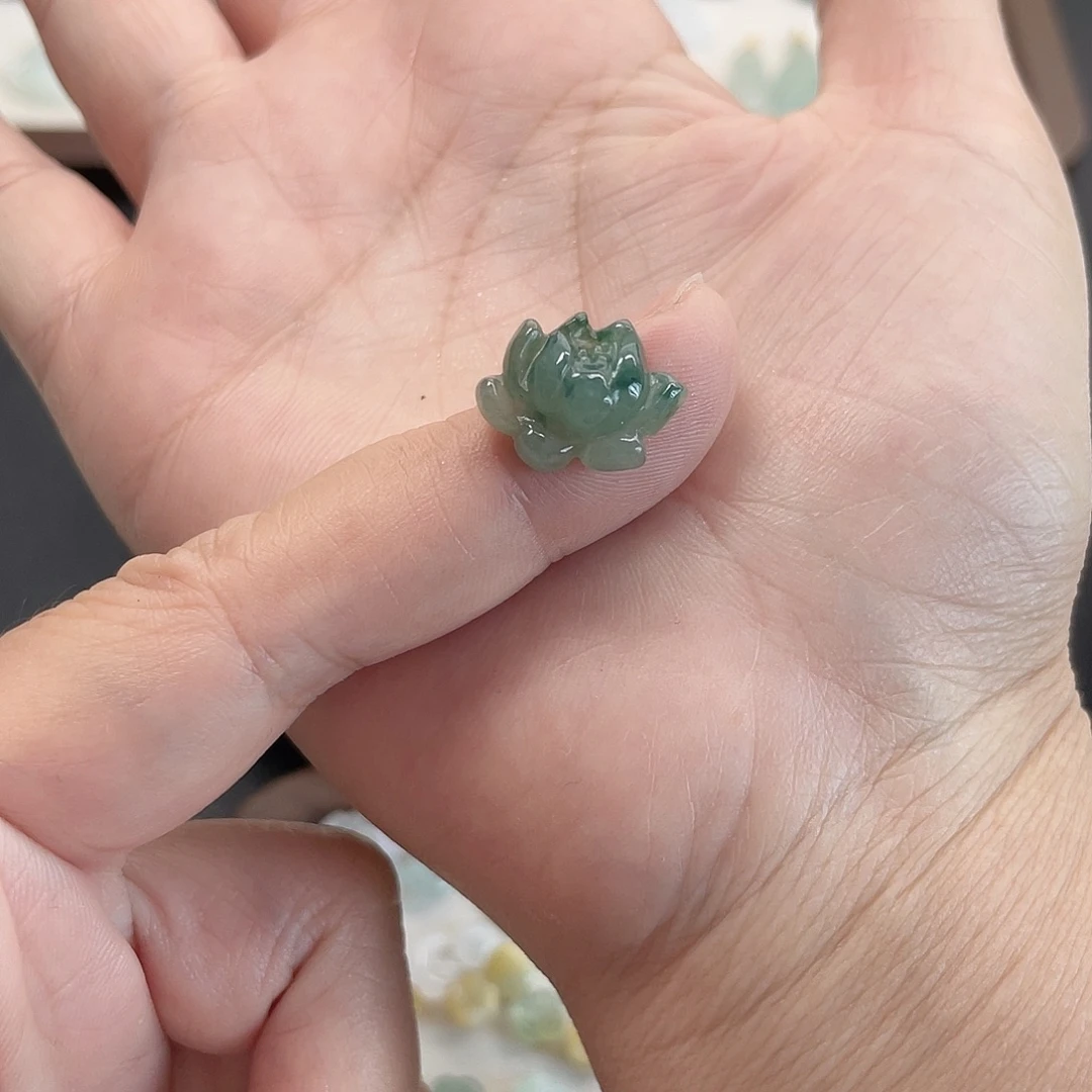 ***翡翠未镶嵌颈饰莲花