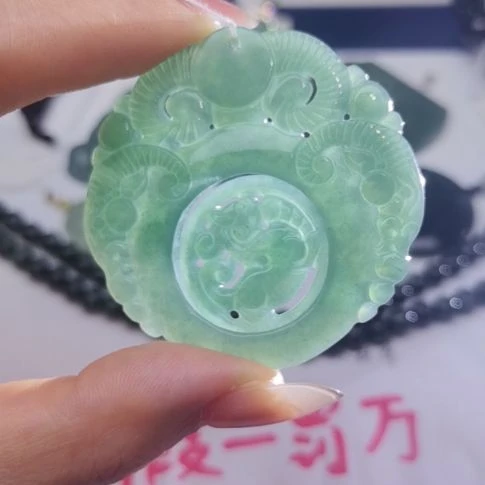 翡翠颈饰未镶嵌天然的A货翡翠