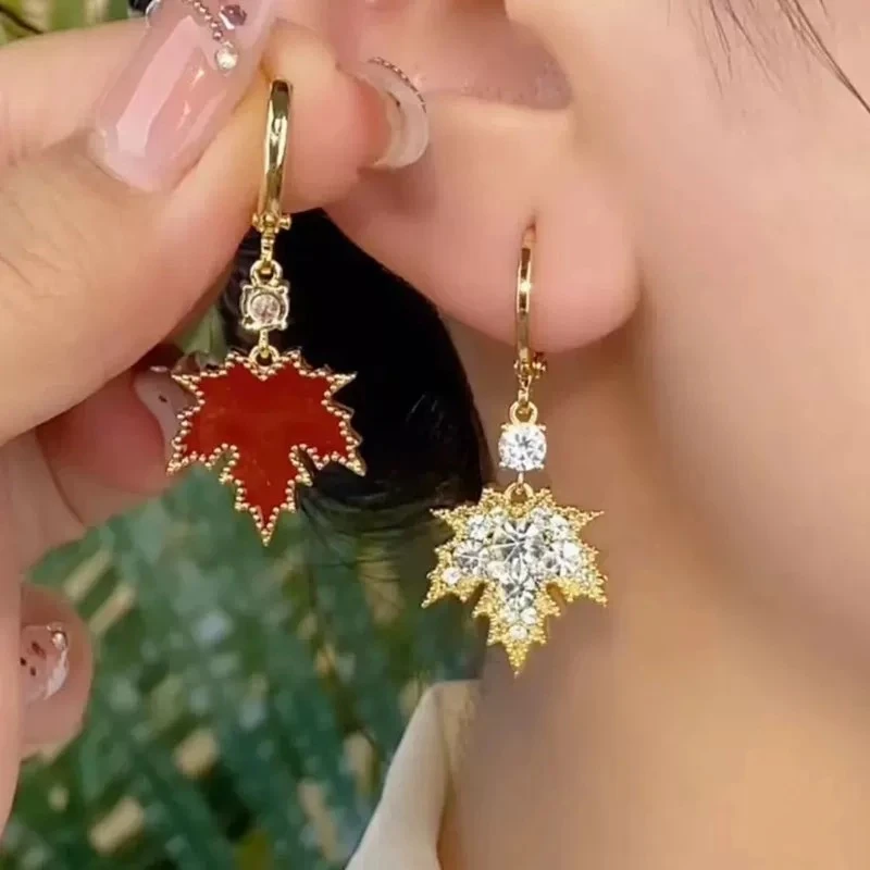 铜合金合成锆石耳饰 高级感时尚精美微镶锆石两面戴红枫叶耳环098