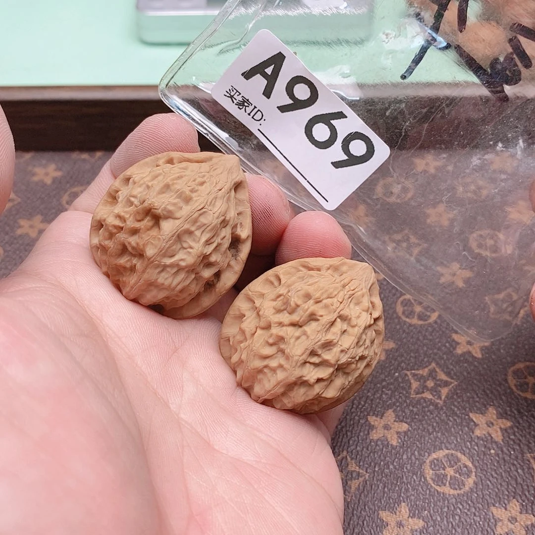 文玩核桃吊坠金牛。