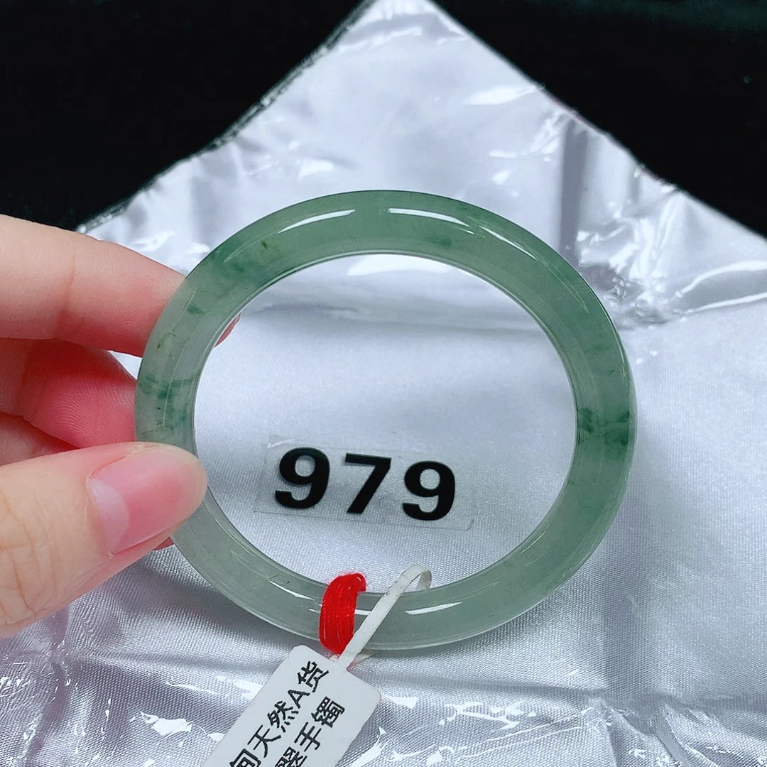 翡翠未镶嵌手镯（圆镯）