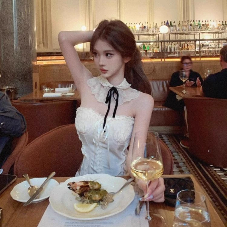 挂脖蕾丝缎面背心女春夏内搭法式纯欲性感辣妹一字肩抹胸上衣外穿