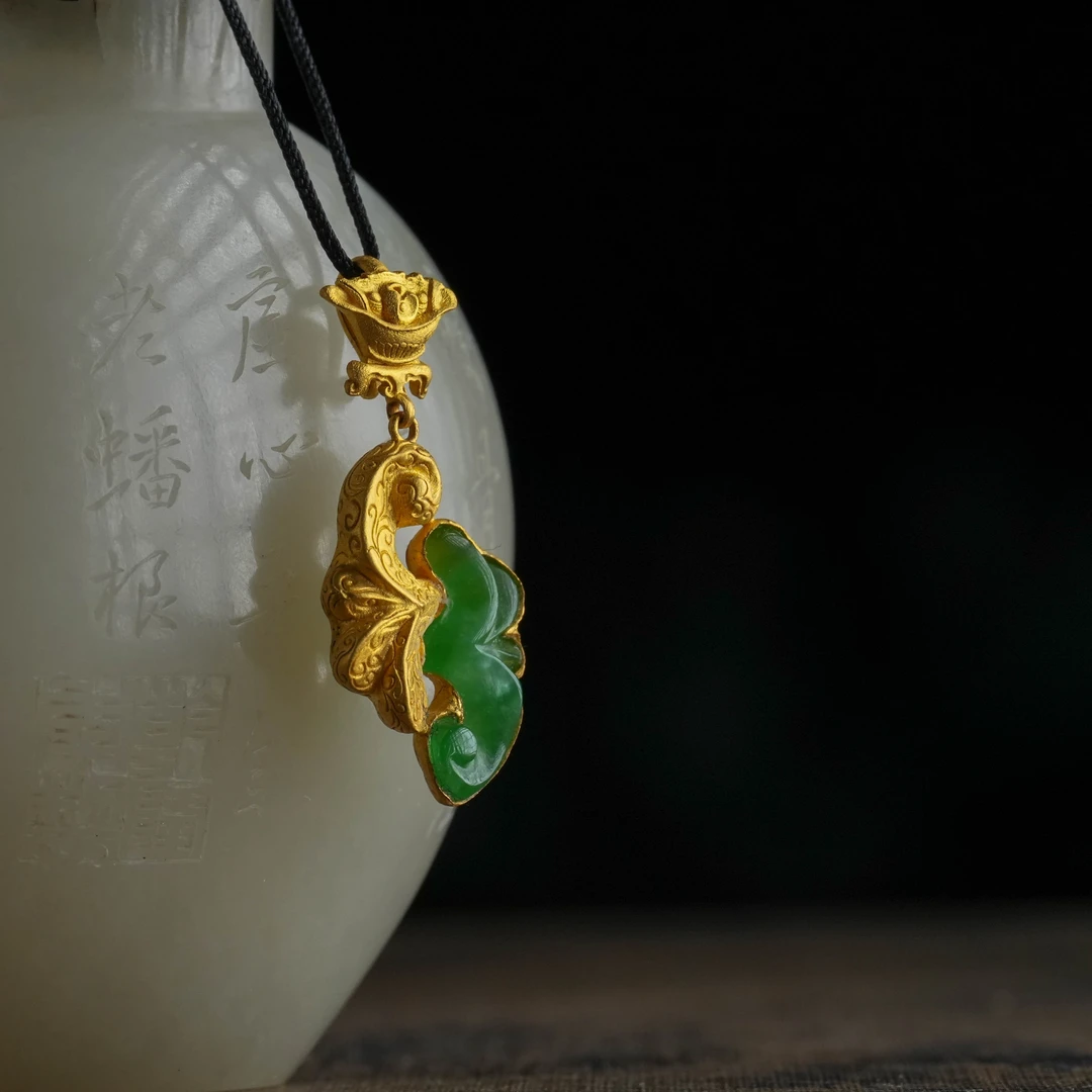 【观月】【卷草】足金翡翠錾刻卷草如意纹吊坠